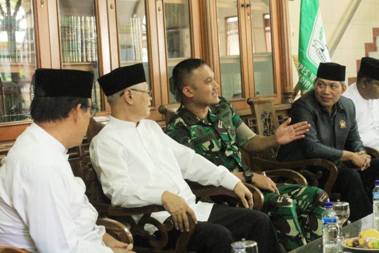 Komandan Yonif (Danyonif) Mekanis 521/DY Mayor Inf Yudha Sancoyo bersilaturahim dengan pengurus Pondok Pesantren (Ponpes) Wali Barokah, Kediri, Rabu (10/8).