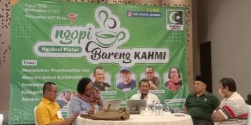 Ngopi (Ngobrol Pintar) Bareng MD KAHMI Jember di Rumah Makan Terapung Mangli, Kamis (18/8). Diskusi tersebut memetakan problematika dan mencari solusi konstruktif pembangunan Kabupaten Jember. Dok: LDII Jember.