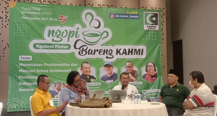 Ngopi (Ngobrol Pintar) Bareng MD KAHMI Jember di Rumah Makan Terapung Mangli, Kamis (18/8). Diskusi tersebut memetakan problematika dan mencari solusi konstruktif pembangunan Kabupaten Jember. Dok: LDII Jember.