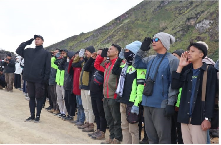Pemuda LDII Jember memperingati Hari Kemerdekaan RI ke-77 di area dekat kawah Gunung Ijen, Banyuwangi . Dok: LDII Jember.