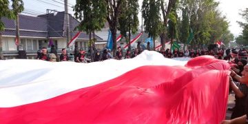 Pemuda LDII Kota Kediri mengikuti Kirab Bendera Merah Putih Raksasa yang dimulai dari halaman Balai Kota Kediri, Selasa (16/8) pagi. Dok: LDII Kediri.