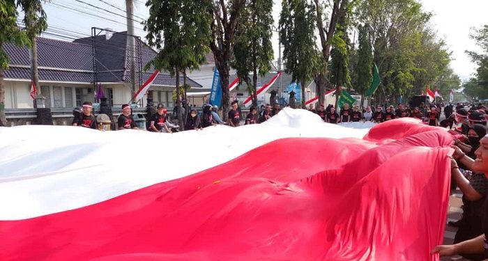 Pemuda LDII Kota Kediri mengikuti Kirab Bendera Merah Putih Raksasa yang dimulai dari halaman Balai Kota Kediri, Selasa (16/8) pagi. Dok: LDII Kediri.