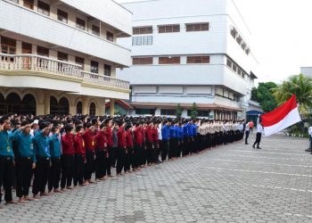 Upacara bendera rutin dilaksanakan setiap hari Senin dan hari-hari nasional yang dilaksanakan Pondok Pesantren Wali Barokah, Kediri sebagai upaya penumbuhan budi pekerti, karakter bangsa, terutama nilai-nilai kebangsaan dan kebhinekaan. Foto: LINES.