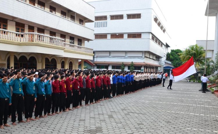 Upacara bendera rutin dilaksanakan setiap hari Senin dan hari-hari nasional yang dilaksanakan Pondok Pesantren Wali Barokah, Kediri sebagai upaya penumbuhan budi pekerti, karakter bangsa, terutama nilai-nilai kebangsaan dan kebhinekaan. Foto: LINES.