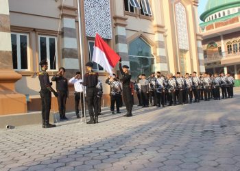 Pondok Pesantren binaan LDII Yayasan Al-Barokah Mulia Insani, Sidoarjo menggelar upacara peringatan HUT ke-77 RI, Rabu (17/8). Dok: LDII Sidoarjo.