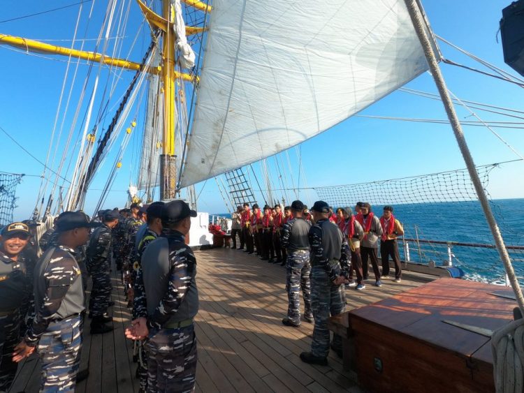 Sako SPN dari SMA Budi Utomo Gadingmangu, Jombang, Jawa Timur, yang tergabung dalam Saka Bahari ditunjuk TNI Angkatan Laut atau TNI AL, untuk mengikuti Pelayaran Kebangsaan Kebaharian pada Selasa (19/7).