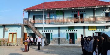 Santri Pondok Pesantren Pelajar dan Mahasiswa (PPPM) Birrul Walidain mengikuti upacara Peringatan HUT ke-77 RI, Rabu (17/8). Dok: LDII Bojonegoro.