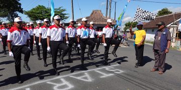 Santri Ponpes Pondok Blawe mengikuti gerak jalan HUT ke-77 RI, Minggu (8/8). Dok: LDII Kediri.