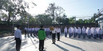 Ponpes Nurul Huda Al Manshurin bersama SMK Al Manshurin menggelar upacara HUT Kemerdekaan ke-77 Republik Indonesia, Rabu (17/8). Dok: LDII Kediri.