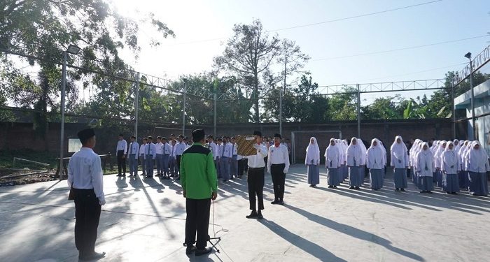 Ponpes Nurul Huda Al Manshurin bersama SMK Al Manshurin menggelar upacara HUT Kemerdekaan ke-77 Republik Indonesia, Rabu (17/8). Dok: LDII Kediri.