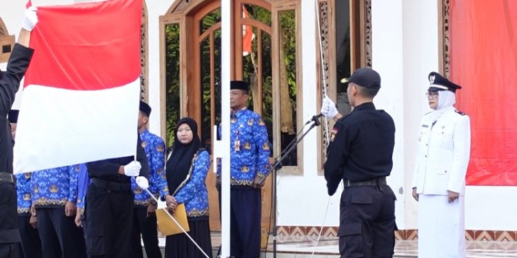 Paskibra upacara peringatan HUT ke-77 RI mengerek bendera merah putih di lingkungan Ponpes Pondok Blawe, Rabu (17/8). Dok: LDII Kediri.
