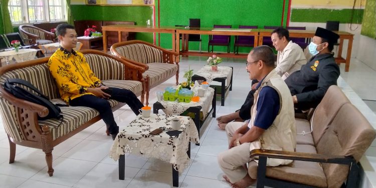 Arif Ramdani (kiri), salah satu calon Ketua Umum KNPI Jember yang bersilaturahim ke kantor DPD LDII Jember, Rabu (27/7). Dok: LDII Jember.