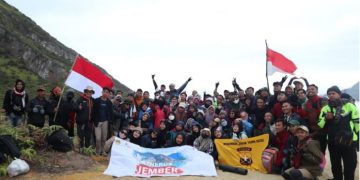 Pemuda ldPemuda LDII Jember kibarkan bendera merah putih di area dekat kawah Gunung Ijen, Banyuwangi, Rabu (17/8). Dok: LDII Jemberii jember kibarkan bendera merah putih di area dekat kawah Gunung Ijen, Banyuwangi, Rabu (17/8). Dok: LDII Jember
