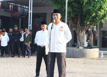 Upacara Bendera dalam rangka memperingati Hari Kemerdekaan Republik Indonesia ke-77, Rabu (17/8) di halaman Pondok Pesantren Al-Huda, Tundungan, Sidoarjo.