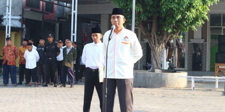 Upacara Bendera dalam rangka memperingati Hari Kemerdekaan Republik Indonesia ke-77, Rabu (17/8) di halaman Pondok Pesantren Al-Huda, Tundungan, Sidoarjo.