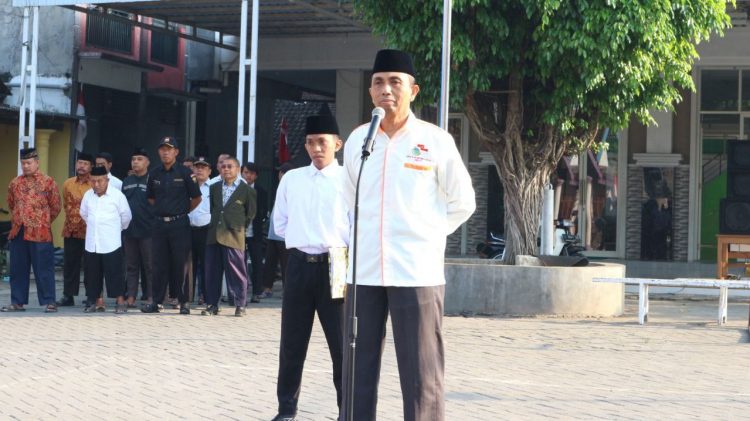 Upacara Bendera dalam rangka memperingati Hari Kemerdekaan Republik Indonesia ke-77, Rabu (17/8) di halaman Pondok Pesantren Al-Huda, Tundungan, Sidoarjo.