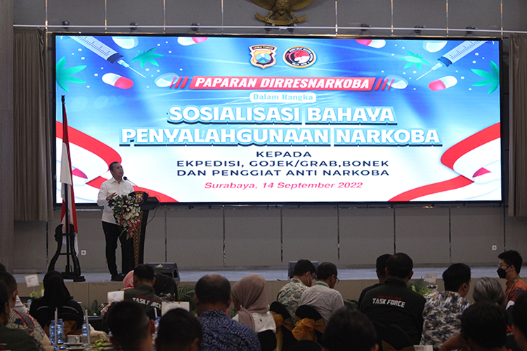 Direktur Direktorat Reserse Narkoba (Dir Ditresnarkoba) Polda Jawa Timur Kombes Pol Arie Ardian Rishadi berikan paparan pada Sosilisasi Gabungan Bahaya Penyalahgunaan Narkoba. Dok: LINES.