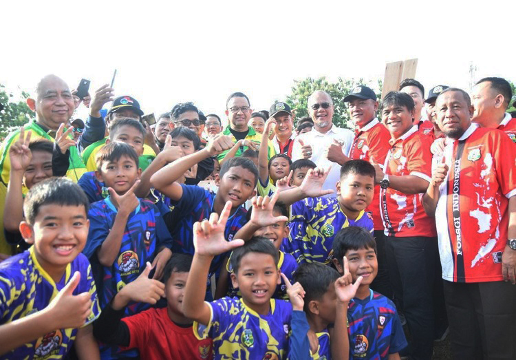 Gubernur DKI Jakarta Anies Rasyid Baswedan bersama pemain U-10 dan U-12 Festival Forsgi Piala Gubernur. Dok: LINES.