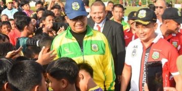 Gubernur DKI Jakarta Anies Rasyid Baswedan buka "Festival Forsgi Piala Gubernur U-10 dan U-12" di lapangan sepak bola Pondok Pesantren Minhaajurrosyidin, Jakarta, Sabtu (24/9). Dok: LINES.