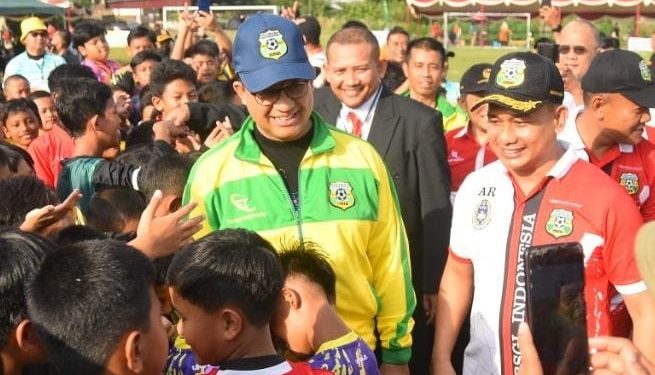 Gubernur DKI Jakarta Anies Rasyid Baswedan buka "Festival Forsgi Piala Gubernur U-10 dan U-12" di lapangan sepak bola Pondok Pesantren Minhaajurrosyidin, Jakarta, Sabtu (24/9). Dok: LINES.