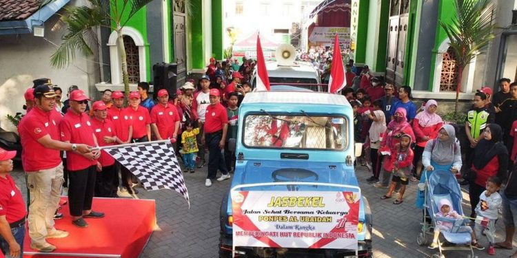 Pembukaan Jalan Sehat Bersama Keluarga (Jasbekel) Pondok Pesantren Al Ubaidah Kertosono. Foto: LINES.