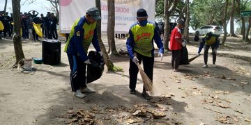 Kader LDII Jember gelar aksi bersih-bersih di pantai Papuma, Minggu (18/9). Mereka berhasil mengumpulkan setengah ton sampah. Dok: LINES.