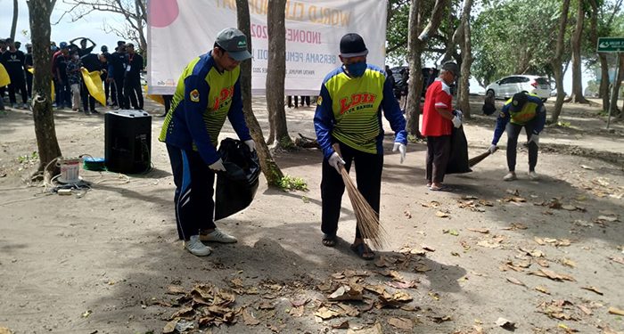 Kader LDII Jember gelar aksi bersih-bersih di pantai Papuma, Minggu (18/9). Mereka berhasil mengumpulkan setengah ton sampah. Dok: LINES.