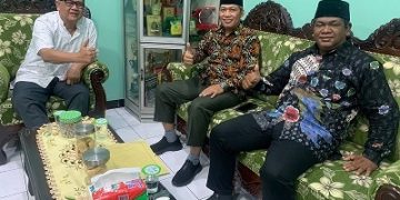 Ketua DPD LDII Kota Kediri Agung Riyanto (tengah) didampingi Sekretaris Lukman Efendi berkunjung ke Kantor Kementerian Agama Kota Kediri, Jumat (30/9). Dok: LINES.