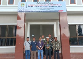 Branch Manager BSI area Bojonegoro Andri Novianto (tengah) bersama jajaran pengurus PC LDII Balen, Kamis (8/9). Kedua belah pihak menkajiln kerjasama dalam membangun sistem ekonomi syariah. Foto: LDII Bojonegoro.