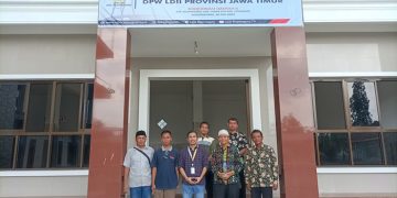 Branch Manager BSI area Bojonegoro Andri Novianto (tengah) bersama jajaran pengurus PC LDII Balen, Kamis (8/9). Kedua belah pihak menkajiln kerjasama dalam membangun sistem ekonomi syariah. Foto: LDII Bojonegoro.