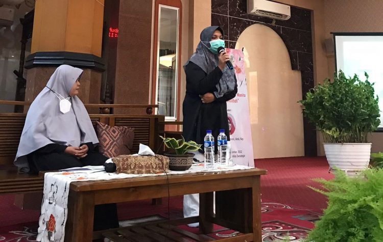 PC LDII Sukolilo, Surabaya, menggelar Seminar Kesehatan Wanita, di Masjid Luhur Al-Ikhlas, Minggu (4/9). Seminar tersebut mengundang dua narasumber, yakni Bidan Puskesmas Keputih Suprapti H. Anggraeni dan dr. Inna Fairuuza Firdaus. Dok: LINES.