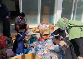 Pemuda LDII Kecamatan Taman, Kota Madiun, memanfaatkan barang bekas untuk mengurangi volume sampah dan mencegah pencemaran lingkungan. Foto: LINES.