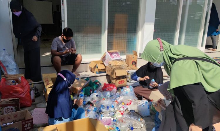 Pemuda LDII Kecamatan Taman, Kota Madiun, memanfaatkan barang bekas untuk mengurangi volume sampah dan mencegah pencemaran lingkungan. Foto: LINES.