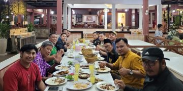 Pemuda LDII Sidoarjo dan Pimpinan Daerah Pemuda Muhammadiyah (PDPM) mengadakan pertemuan di RM Lesehan Joyo, Sidoarjo, Minggu (11/9). Dok: LINES.