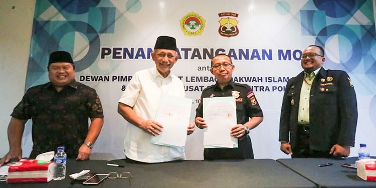 Penandatanganan nota kesepahaman antara DPP LDII dengan Senkom Mitra Polri di Ponpes Minhaajurrosyidin, Sabtu (10/9). Foto: LINES.