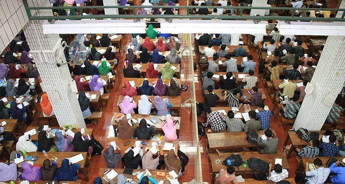 Para santri LDII di Ponpes Wali Barokah sedang mengikuti pelajaran tafsir Alquran. Saat mereka lulus dan menjadi juru dakwah, mereka diharapkan dapat memanfaatkan media sosial untuk membangun karakter bangsa, agar berjiwa pancasilais. Foto: LINES.