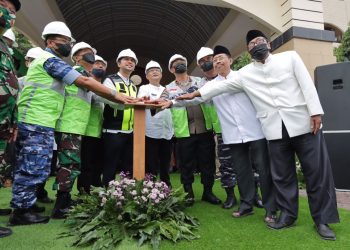 Wakil Gubernur Jatim, Emil Elestinto Dardak mewakili Gubernur Jatim Khofifah Indar Parawansa melakukan peletakan batu pertama atau Ground Breaking pembangunan masjid Islamic Center Surabaya, Jumat (9/9).