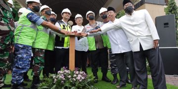 Wakil Gubernur Jatim, Emil Elestinto Dardak mewakili Gubernur Jatim Khofifah Indar Parawansa melakukan peletakan batu pertama atau Ground Breaking pembangunan masjid Islamic Center Surabaya, Jumat (9/9).