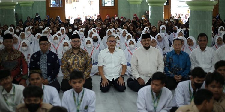 Menteri Perdagangan Zulkifli Hasan bersama santri Ponpes Budi Utomo, Surakarta, Kamis (15/9). Dok: LINES.