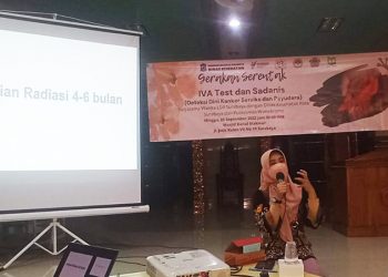 Kepala Sub Koordinator Pencegahan dan Pengendalian Penyakit Menular Dinas Kesehatan Kota Surabaya dr. Daniek Suryaningdyah, M.Kes, memaparkan tentang deteksi dini kanker payudara dan kanker leher rahim (serviks) di Masjid Baitul Makmur, Surabaya, Minggu (25/9). Dok: LINES.