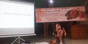 Kepala Sub Koordinator Pencegahan dan Pengendalian Penyakit Menular Dinas Kesehatan Kota Surabaya dr. Daniek Suryaningdyah, M.Kes, memaparkan tentang deteksi dini kanker payudara dan kanker leher rahim (serviks) di Masjid Baitul Makmur, Surabaya, Minggu (25/9). Dok: LINES.