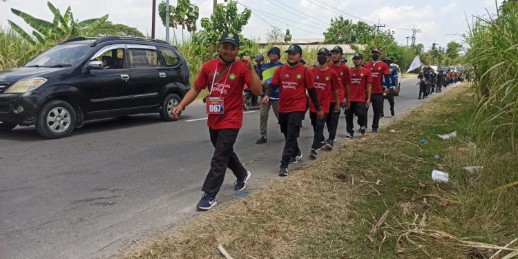 Pemuda LDII Lamongan berpartisipasi mengikuti gerak jalan napak tilas Mayangkara yamg diselenggarakan Dispora Kabupaten Lamongan, Sabtu (4/9). Foto: LDII Lamongan.