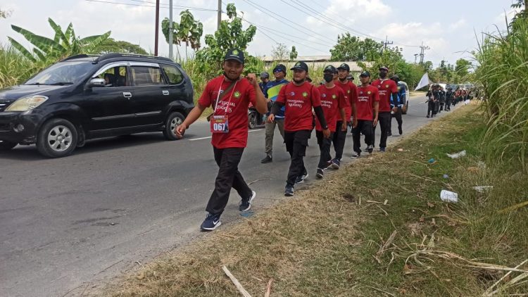 Pemuda LDII Lamongan berpartisipasi mengikuti gerak jalan napak tilas Mayangkara yamg diselenggarakan Dispora Kabupaten Lamongan, Sabtu (4/9). Foto: LDII Lamongan.