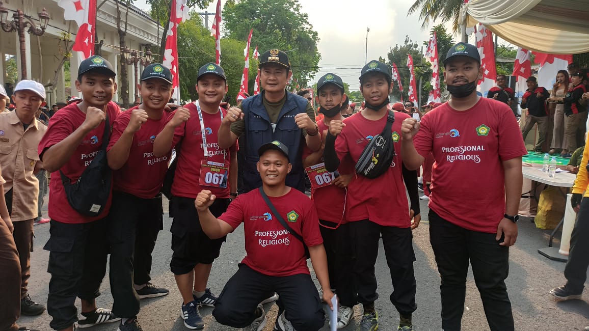 Pemuda LDII Lamongan bersama Bupati Yuhronur Efendy, usai menuntaskan gerak jalan tapak tilas Mayangkara di garis finish. Foro: LDII Lamongan.