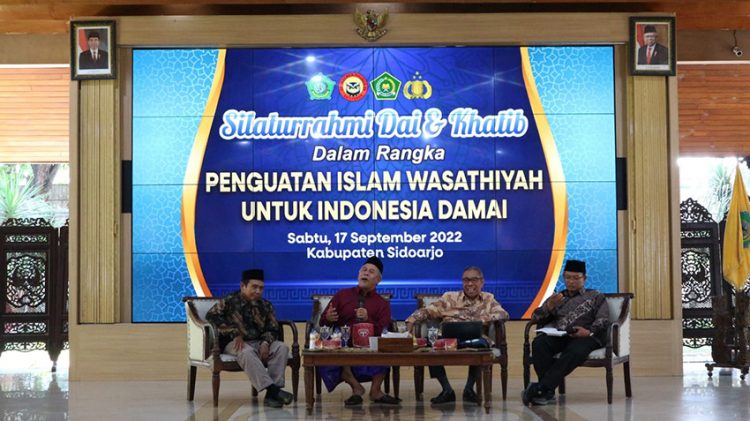 Silaturahim Dai-Khatib dalam rangka Penguatan Islam Wasathiyah untuk Indonesia Damai, di Pendopo Pemerintah Kabupaten Sidoarjo, Sabtu (17/9). Kegiatan tersebut dipelopori Densus 88 Antiteror Mabes Polri dalam upaya mempersempit ruang gerak paham radikalisme dan terorisme. Dok: LINES.