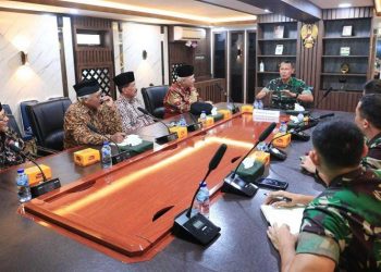 Jajaran DPP LDII beraudiensi dengan Asisten Teritorial Kepala Staf Angkatan Darat (Aster Kasad) Mayor Jenderal TNI Karmin Suharna di Markas Besar TNI AD, Gambir, Jakarta, Jumat, (14/10). Dok: LINES.