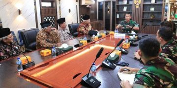 Jajaran DPP LDII beraudiensi dengan Asisten Teritorial Kepala Staf Angkatan Darat (Aster Kasad) Mayor Jenderal TNI Karmin Suharna di Markas Besar TNI AD, Gambir, Jakarta, Jumat, (14/10). Dok: LINES.