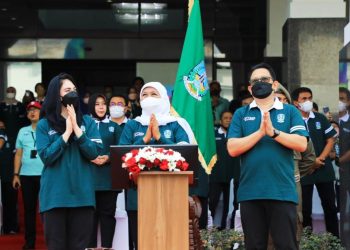 Gubernur Khofifah Indar Parawansa meluncurkan logo dan kick off rangkaian kegiatan peringatan Hari Jadi ke-77 Provinsi Jatim, di halaman Kantor Gubernur Jatim, Jalan Pahlawan 110 Surabaya, Jum’at (16/9). Dok: beritalima.com.