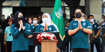 Gubernur Khofifah Indar Parawansa meluncurkan logo dan kick off rangkaian kegiatan peringatan Hari Jadi ke-77 Provinsi Jatim, di halaman Kantor Gubernur Jatim, Jalan Pahlawan 110 Surabaya, Jum’at (16/9). Dok: beritalima.com.