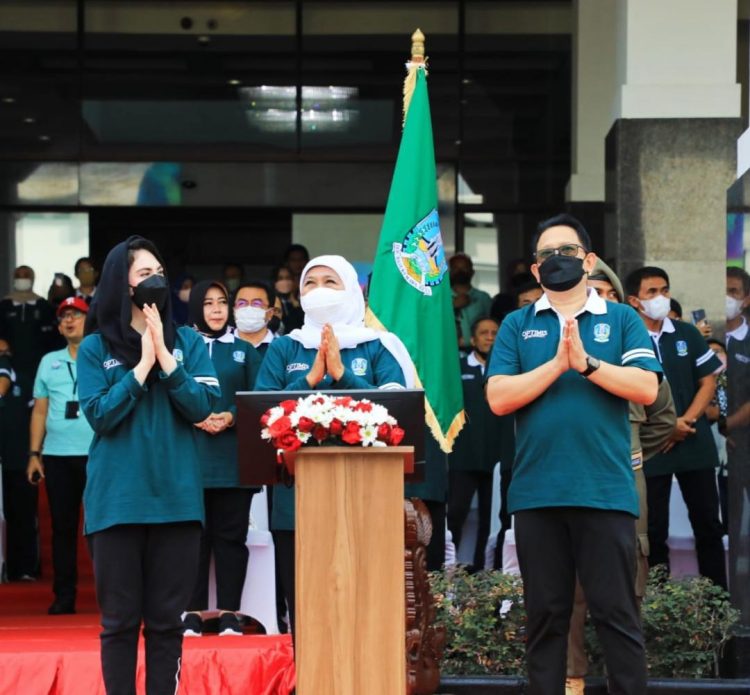 Gubernur Khofifah Indar Parawansa meluncurkan logo dan kick off rangkaian kegiatan peringatan Hari Jadi ke-77 Provinsi Jatim, di halaman Kantor Gubernur Jatim, Jalan Pahlawan 110 Surabaya, Jum’at (16/9). Dok: beritalima.com.